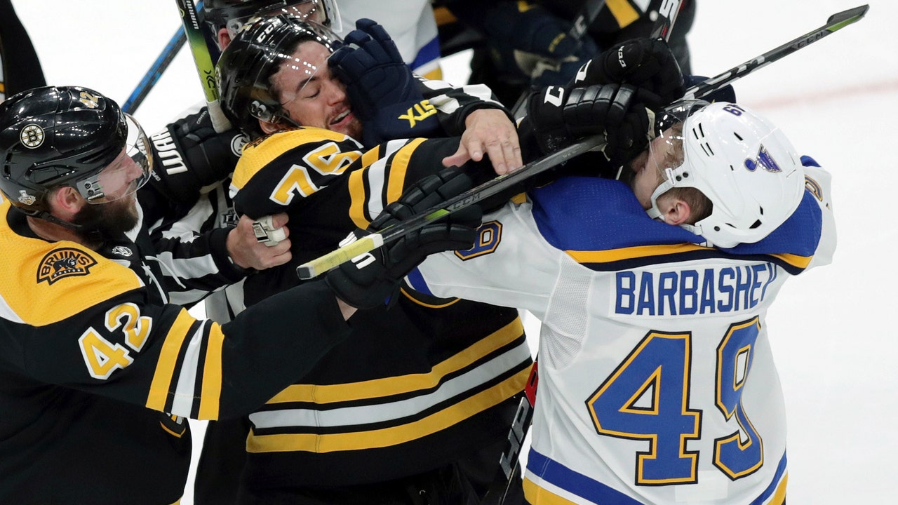 Physicality intensifies during Game 2 between Blues and Bruins